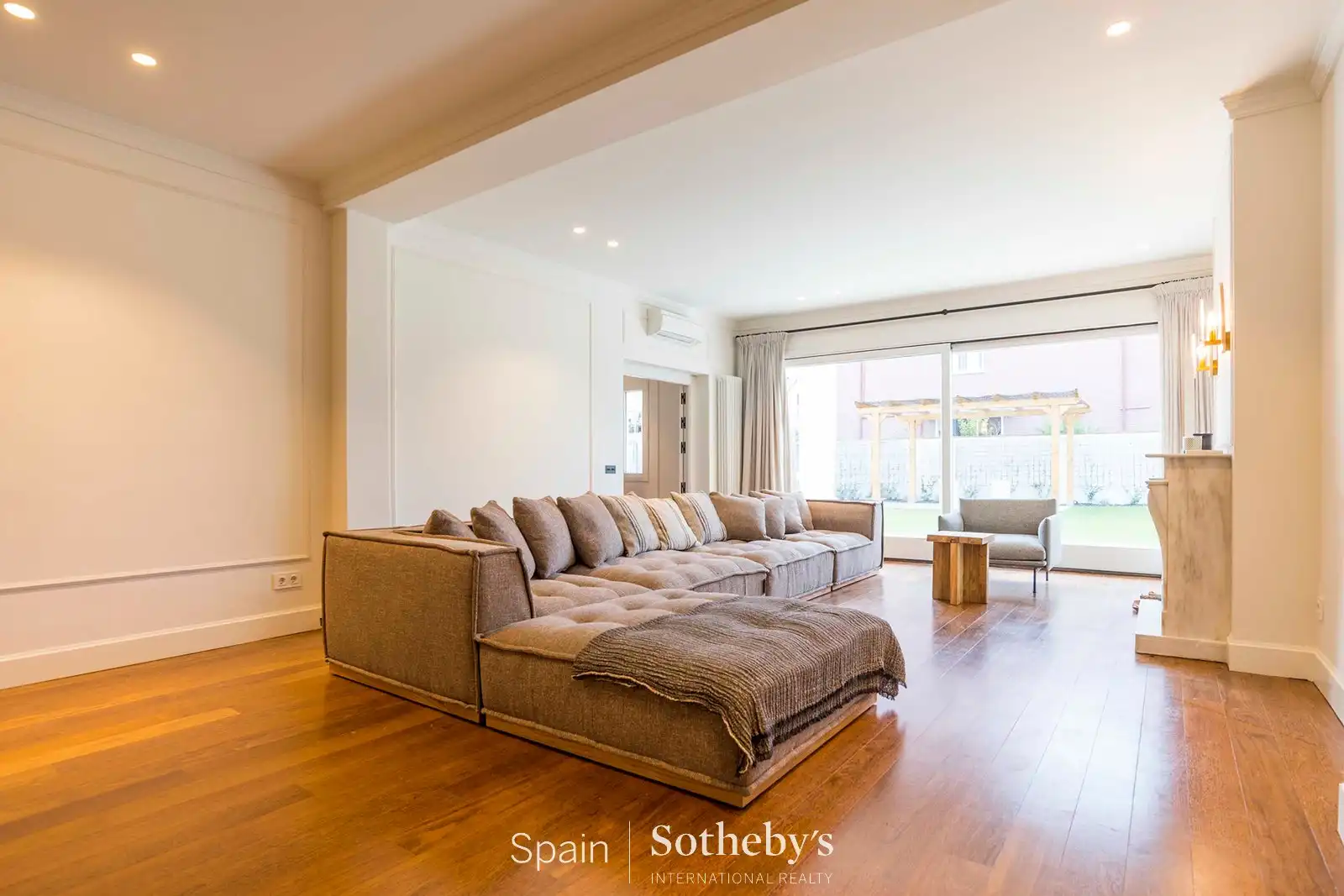 Sala d'estar de Casa o xalet de lloguer en Madrid amb Aire condicionat, Calefacció i Jardí privat