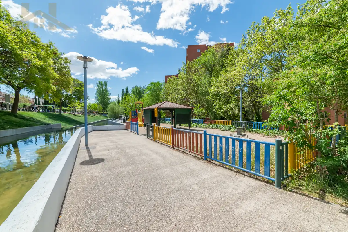 Außenansicht von Wohnung zum Verkauf in Rivas-Vaciamadrid mit Heizung, Terrasse und Abstellraum