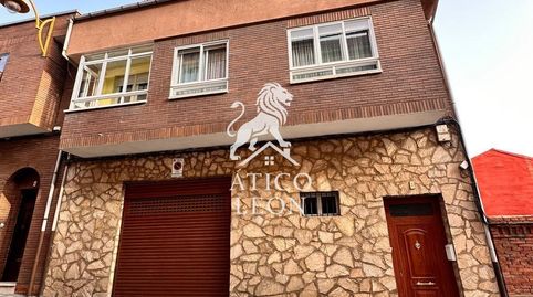 Chalet unifamiliar con dos viviendas independientes, patio y amplio garaje para varios coches en San Esteban