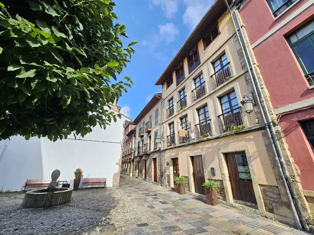 Vista exterior de Edifici en venda en Avilés