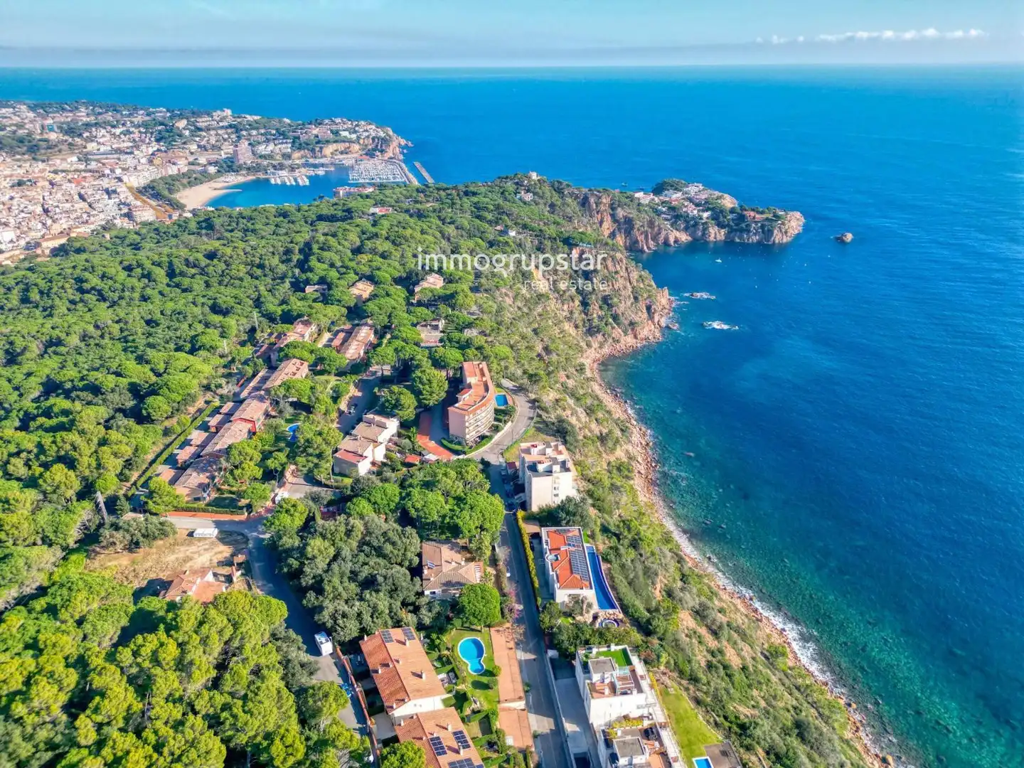 Vista exterior de Casa adosada en venda en Sant Feliu de Guíxols amb Aire condicionat, Calefacció i Piscina