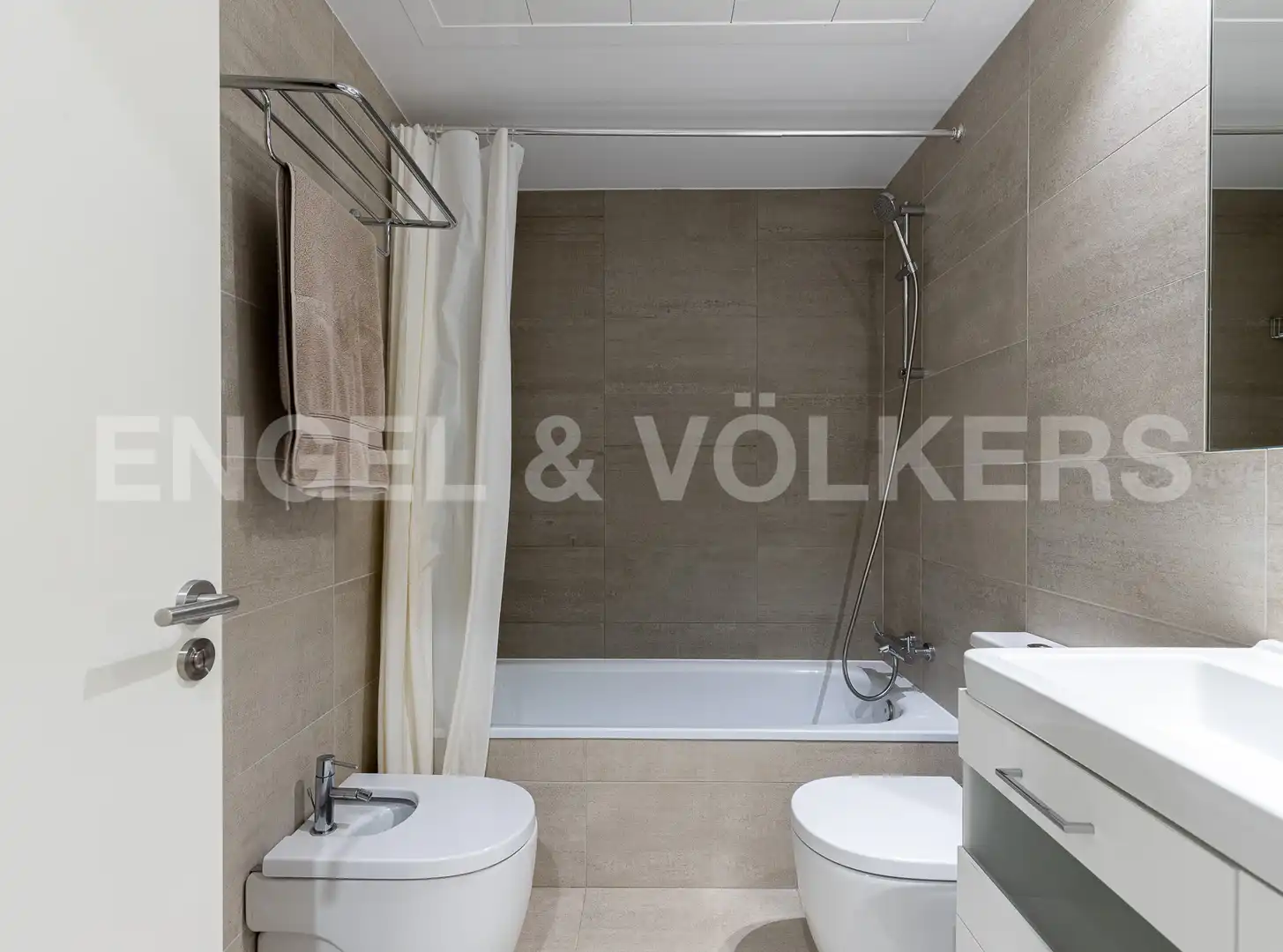 Badezimmer von Dachboden zum Verkauf in Barcelona mit Klimaanlage, Heizung und Parkett