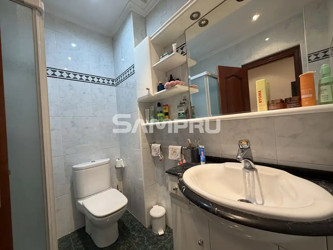 Badezimmer von Dachboden zum Verkauf in Arrasate / Mondragón mit Heizung und Balkon