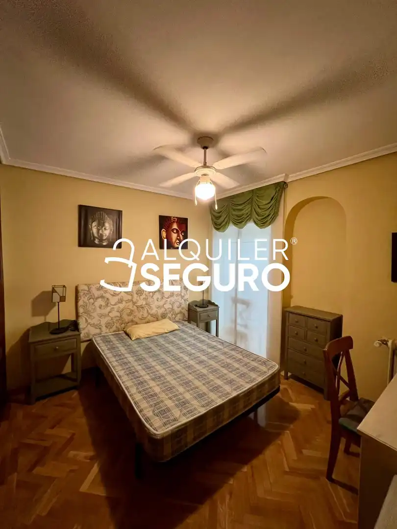 Schlafzimmer von Wohnung zur Miete in Madrid mit Heizung und Möbliert