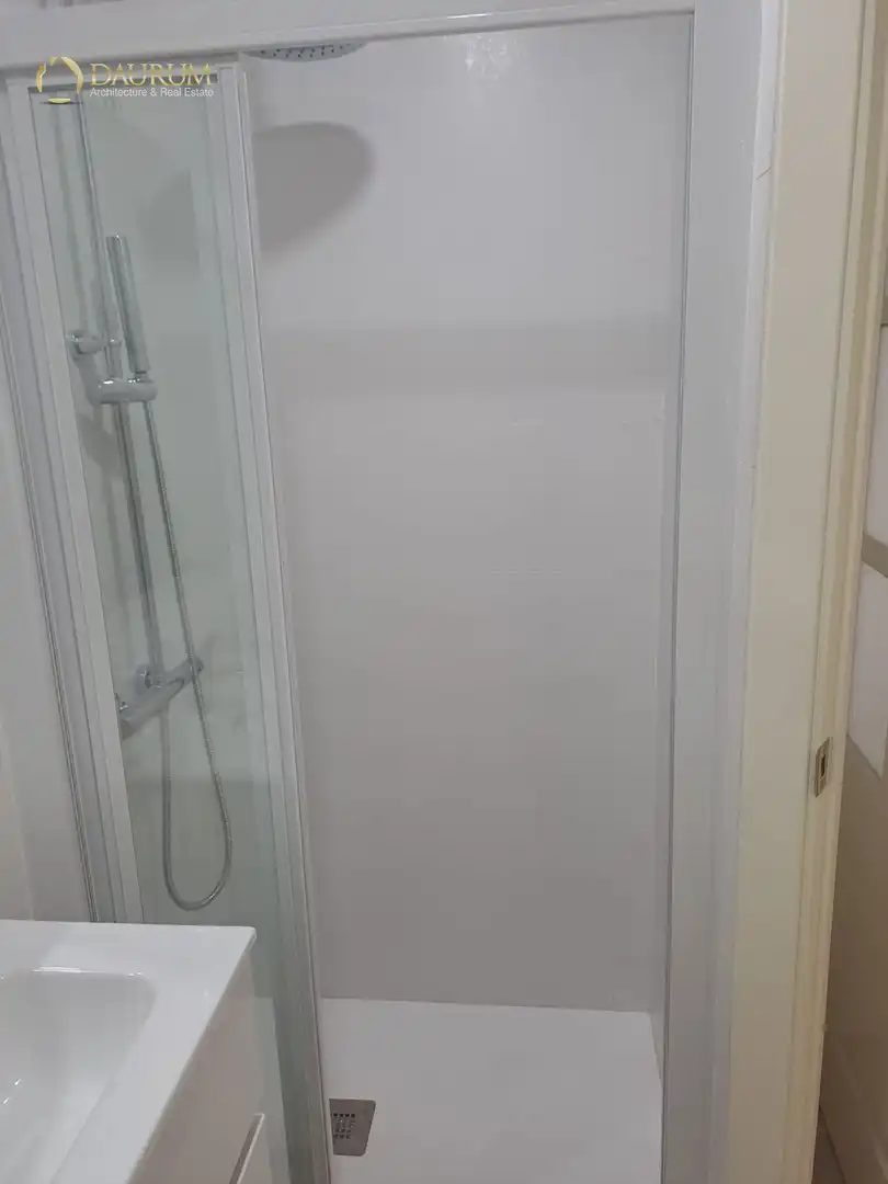 Bathroom of Flat for sale in Sevilla  with Air Conditioner, Heating and Terrace