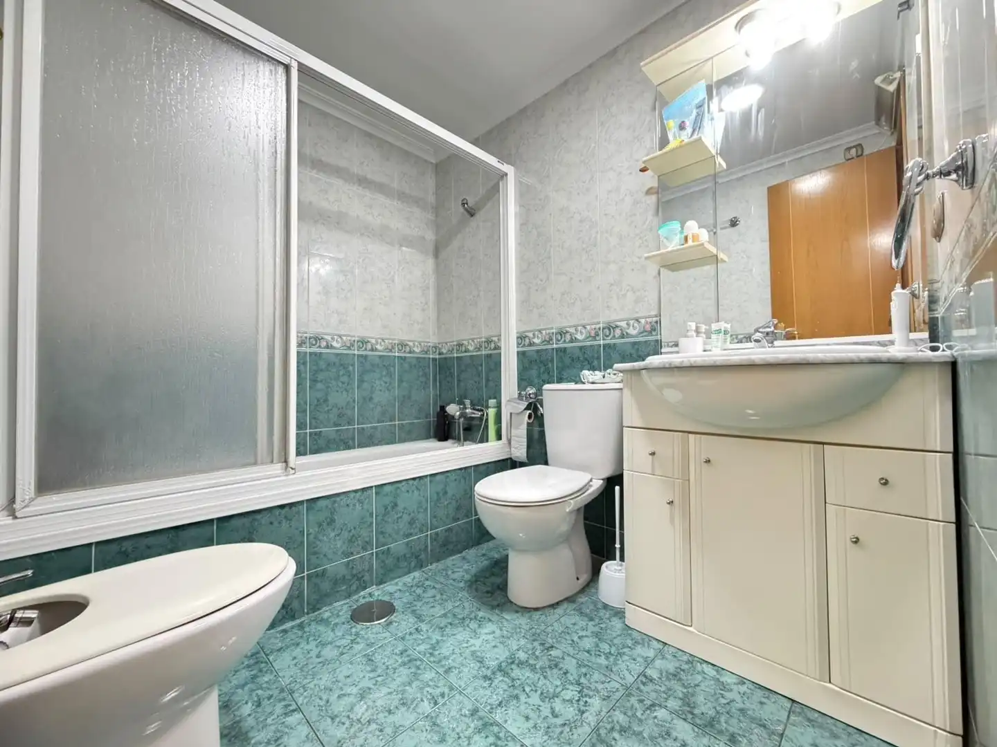Baño de Piso de alquiler en Alicante / Alacant con Aire acondicionado, Amueblado y Piscina comunitaria
