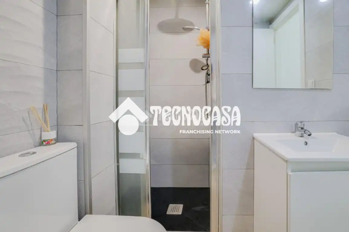 Bathroom of Flat for sale in Badalona  with Air Conditioner and Parquet flooring