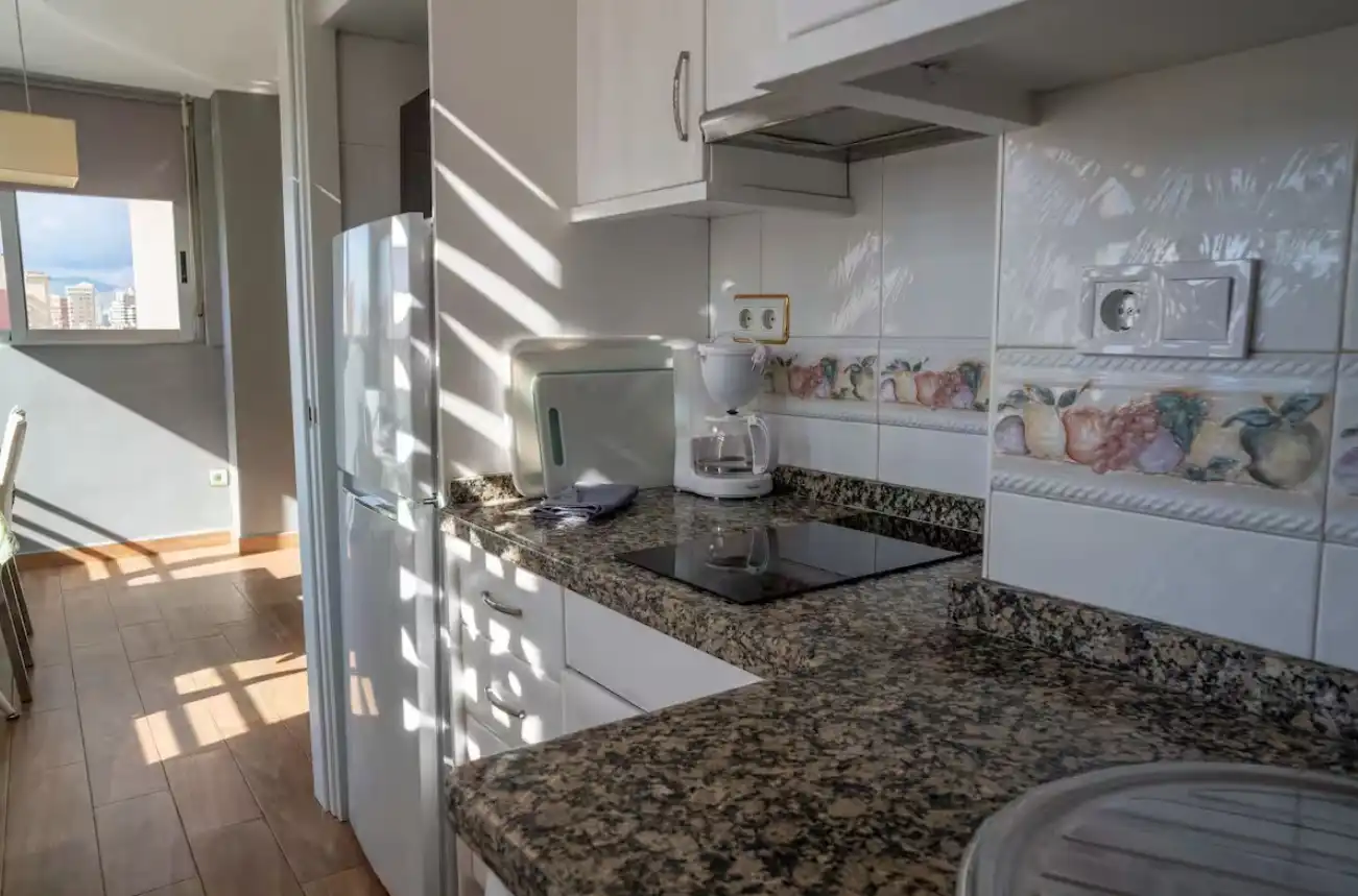 Cocina de Apartamento de alquiler en Benidorm con Aire acondicionado, Calefacción y Parquet