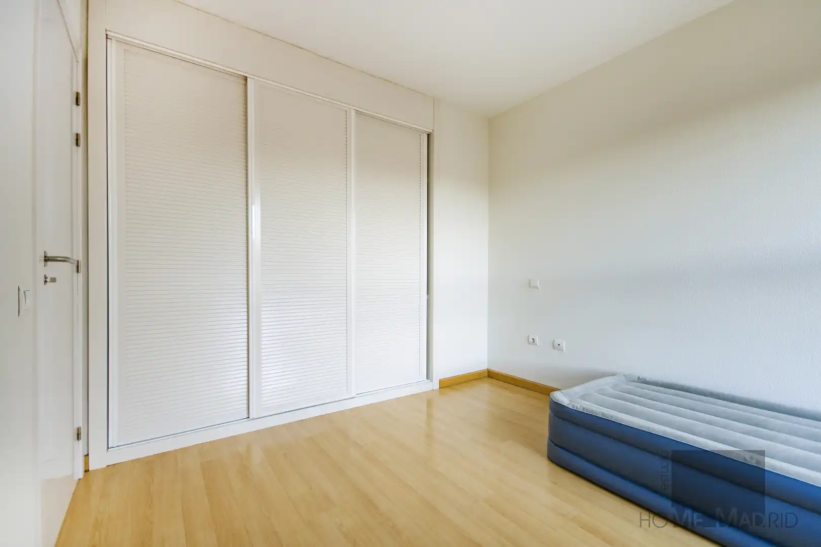 Schlafzimmer von Dachboden zum Verkauf in Madrid mit Klimaanlage, Heizung und Parkett