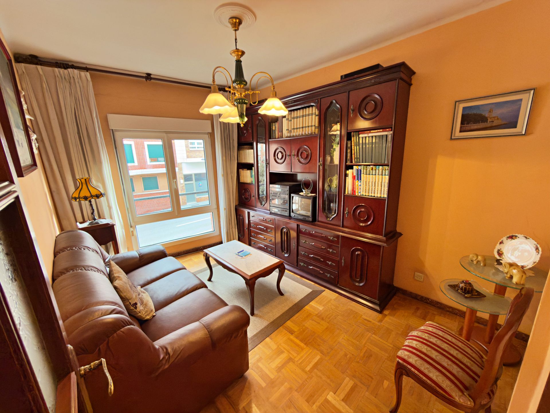 Sala d'estar de Pis en venda en Gijón  amb Calefacció, Parquet i Forn