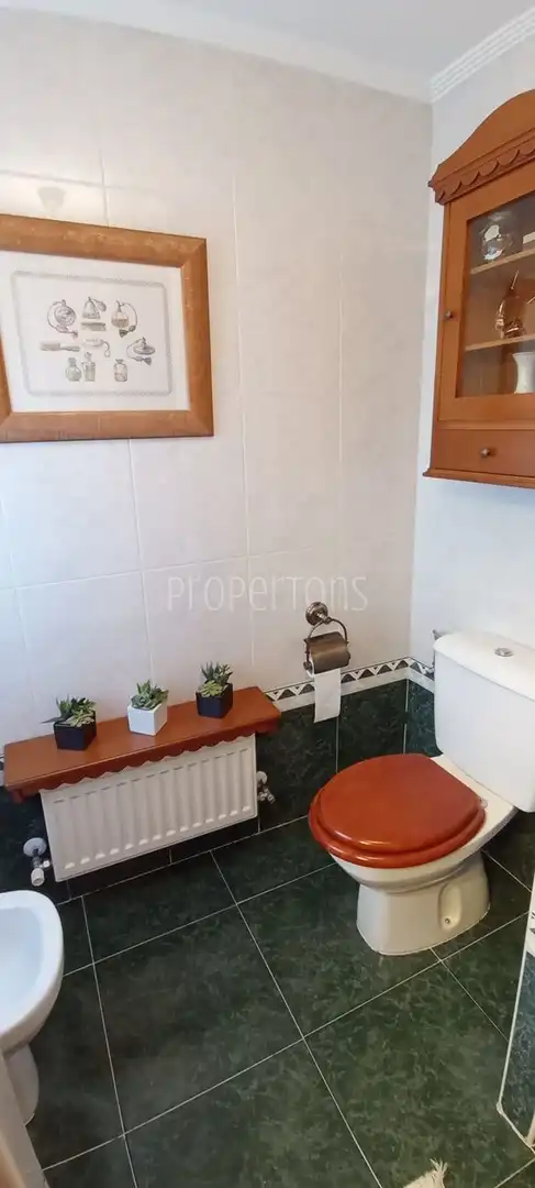 Bathroom of Houses for sale in Miranda de Ebro