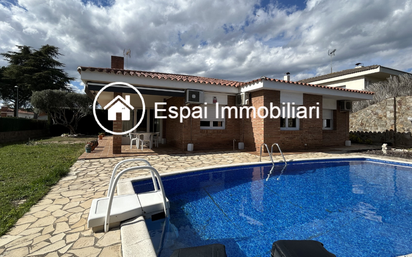 Exterior view of House or chalet for sale in Sant Quirze del Vallès  with Air Conditioner, Terrace and Swimming Pool