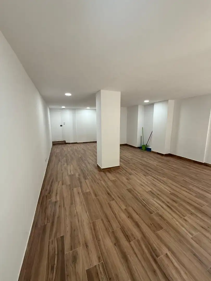 Local en venta en Cornellà de Llobregat con Parquet y Alarma