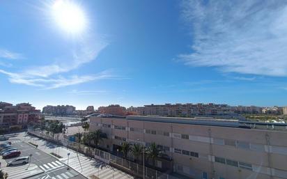 Vista exterior de Àtic en venda en Roquetas de Mar amb Aire condicionat, Calefacció i Jardí privat
