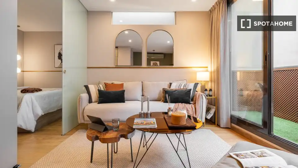 Flat with terrace to rent in Eixample