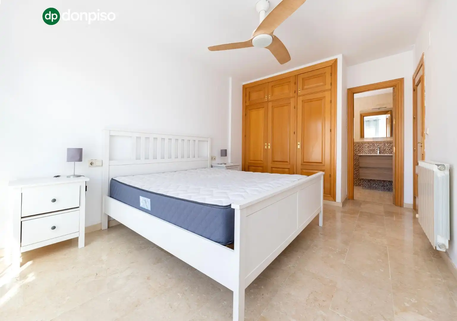 Habitación de Casa adosada en venta en Granada con Aire acondicionado, Calefacción y Piscina comunitaria