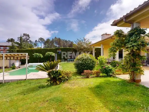 Vista exterior de Casa o xalet en venda en A Cañiza   amb Calefacció, Jardí privat i Parquet