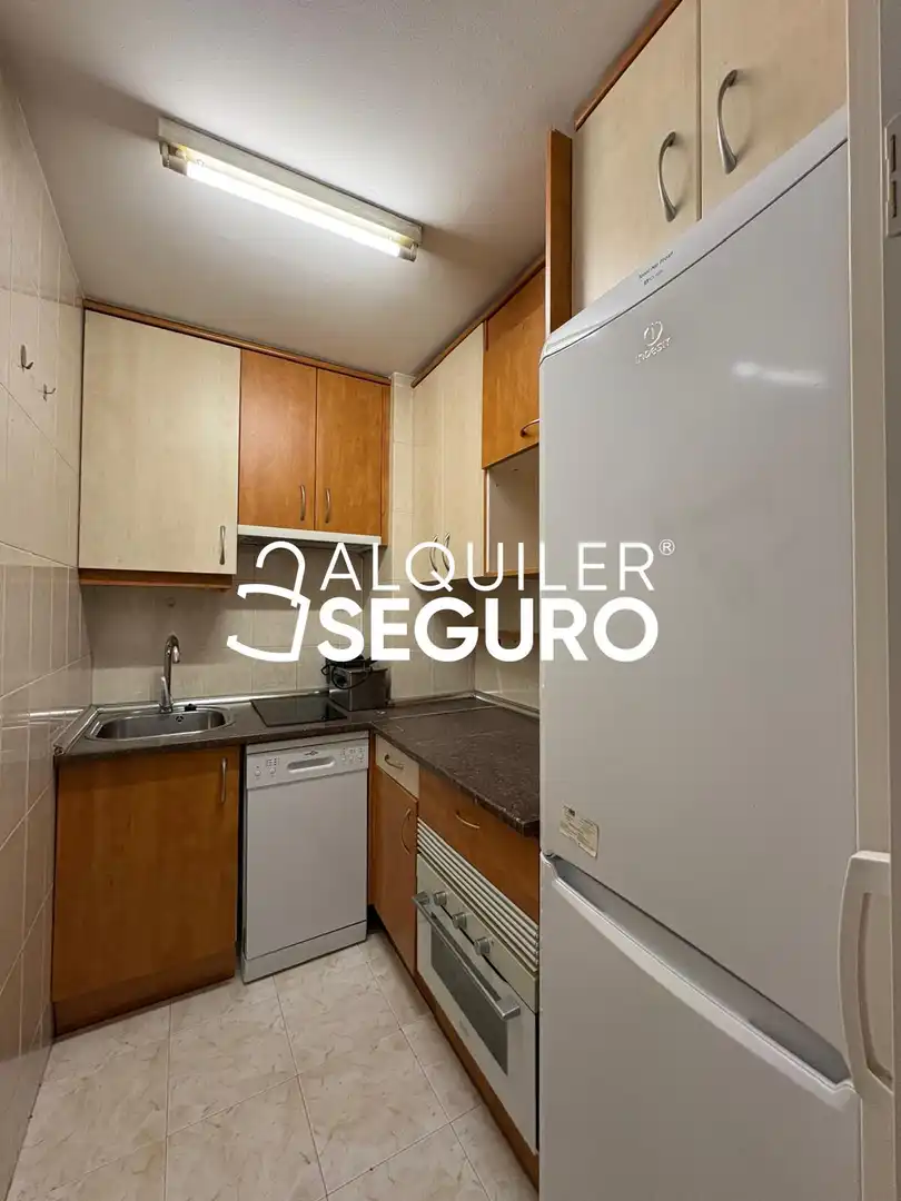 Cuina de Pis de lloguer en Madrid amb Aire condicionat, Calefacció i Moblat