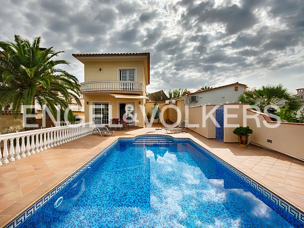 Casa con terrazza in vendita a Carrer Cap Ras, imagen 2