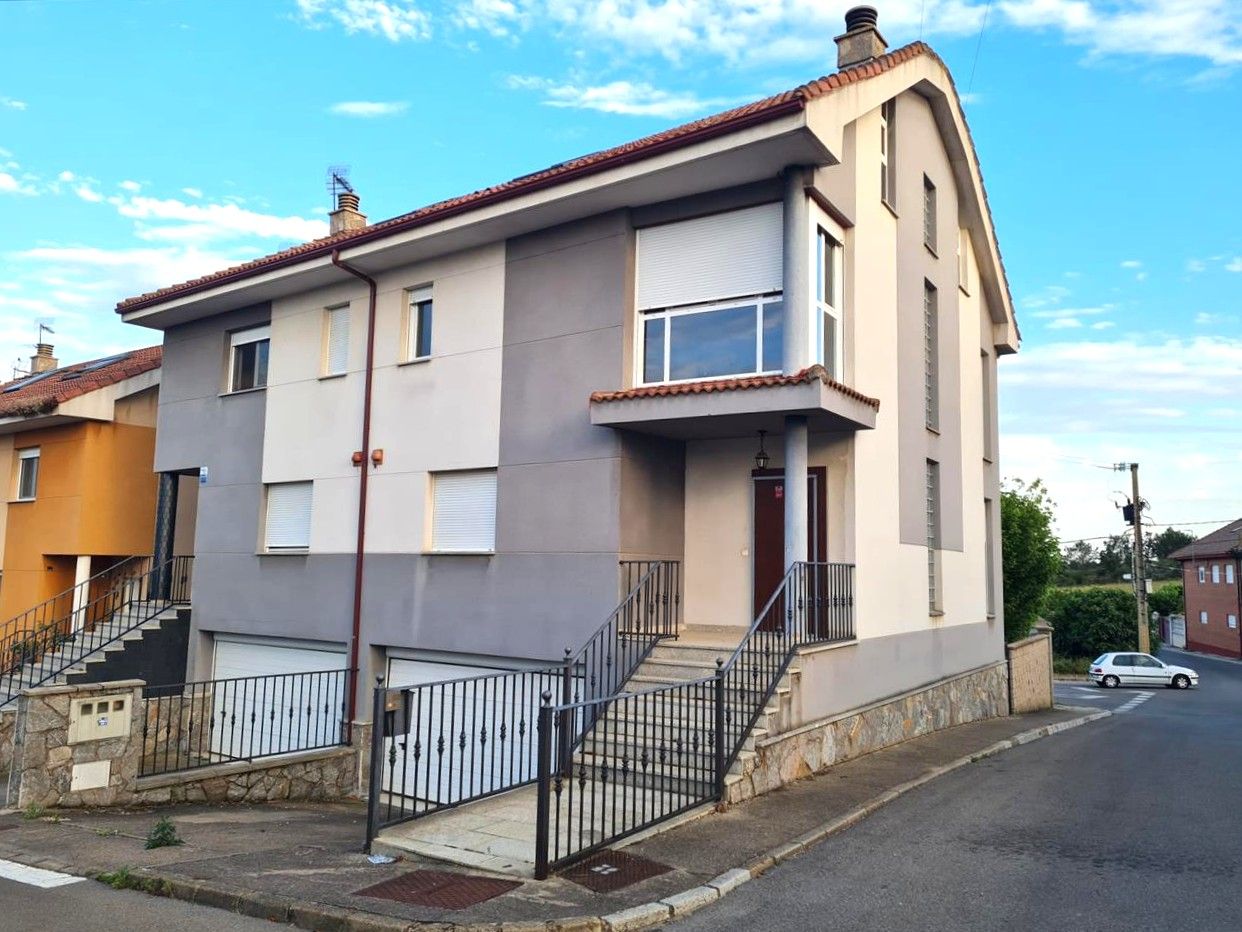 Exterior view of Single-family semi-detached for sale in Sariegos  with Heating, Private garden and Parquet flooring