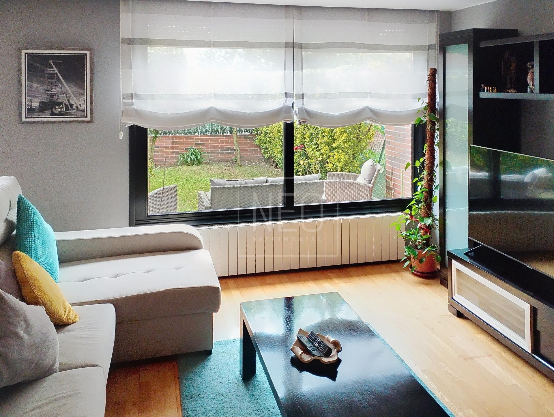 Living room of Single-family semi-detached for sale in Gijón   with Heating, Private garden and Parquet flooring