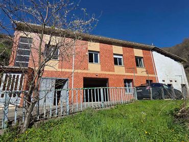 Casa amb jardí en venda a Laviana