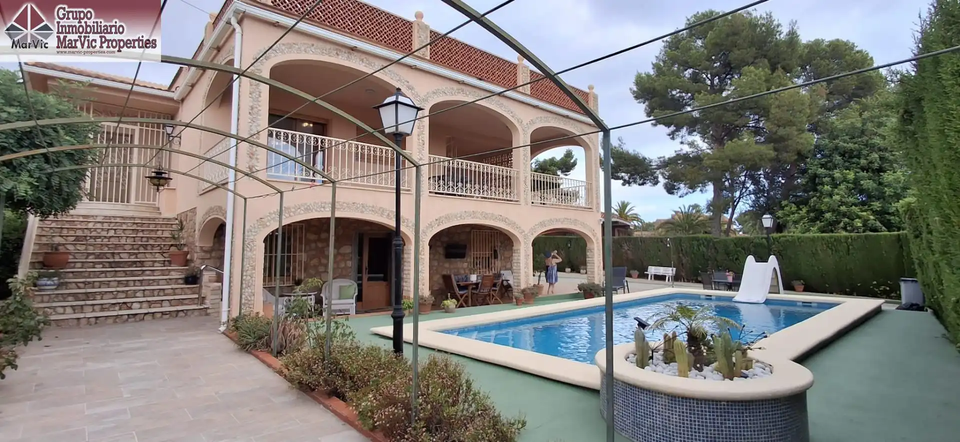 Piscina de Casa o xalet en venda en Benidorm amb Aire condicionat, Jardí privat i Terrassa