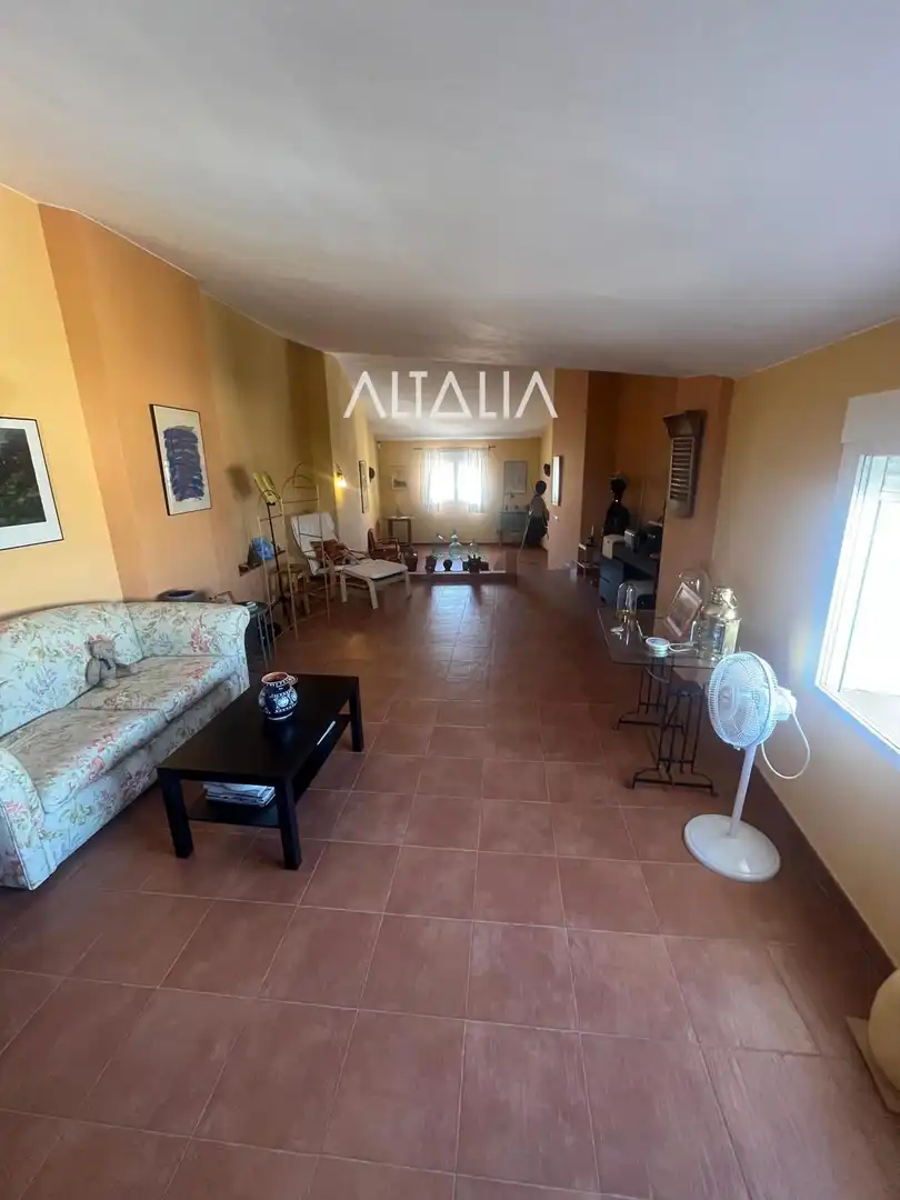 Sala d'estar de Casa o xalet en venda en Torrejoncillo del Rey amb Calefacció, Terrassa i Alarma