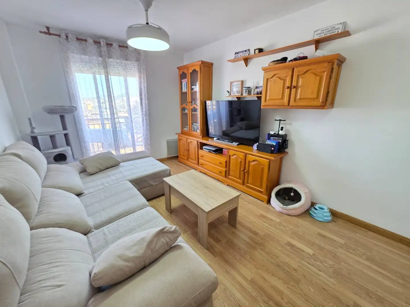 Sala de estar de Piso en venta en La Zubia con Calefacción, Parquet y Amueblado