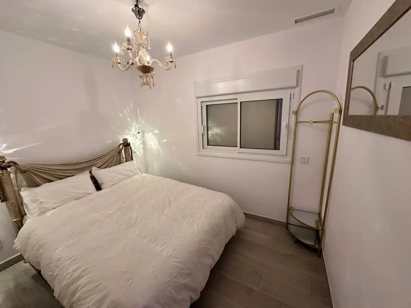 Schlafzimmer von Erdgeschoss zum Verkauf in Sotogrande mit Klimaanlage, Schwimmbad und Möbliert