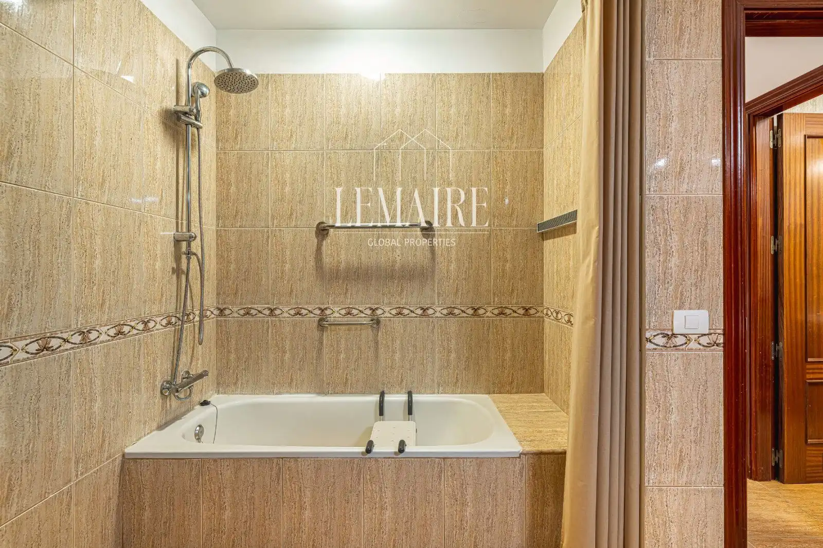 Baño de Piso en venta en Arona con Terraza y Amueblado