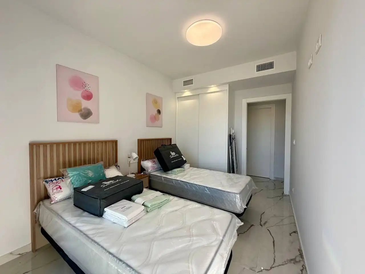 Habitación de Ático en venta en Orihuela con Aire acondicionado, Terraza y Trastero