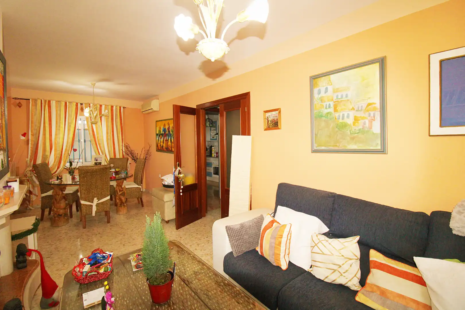 Sala d'estar de Casa adosada en venda en Cártama amb Aire condicionat, Terrassa i Piscina comunitària