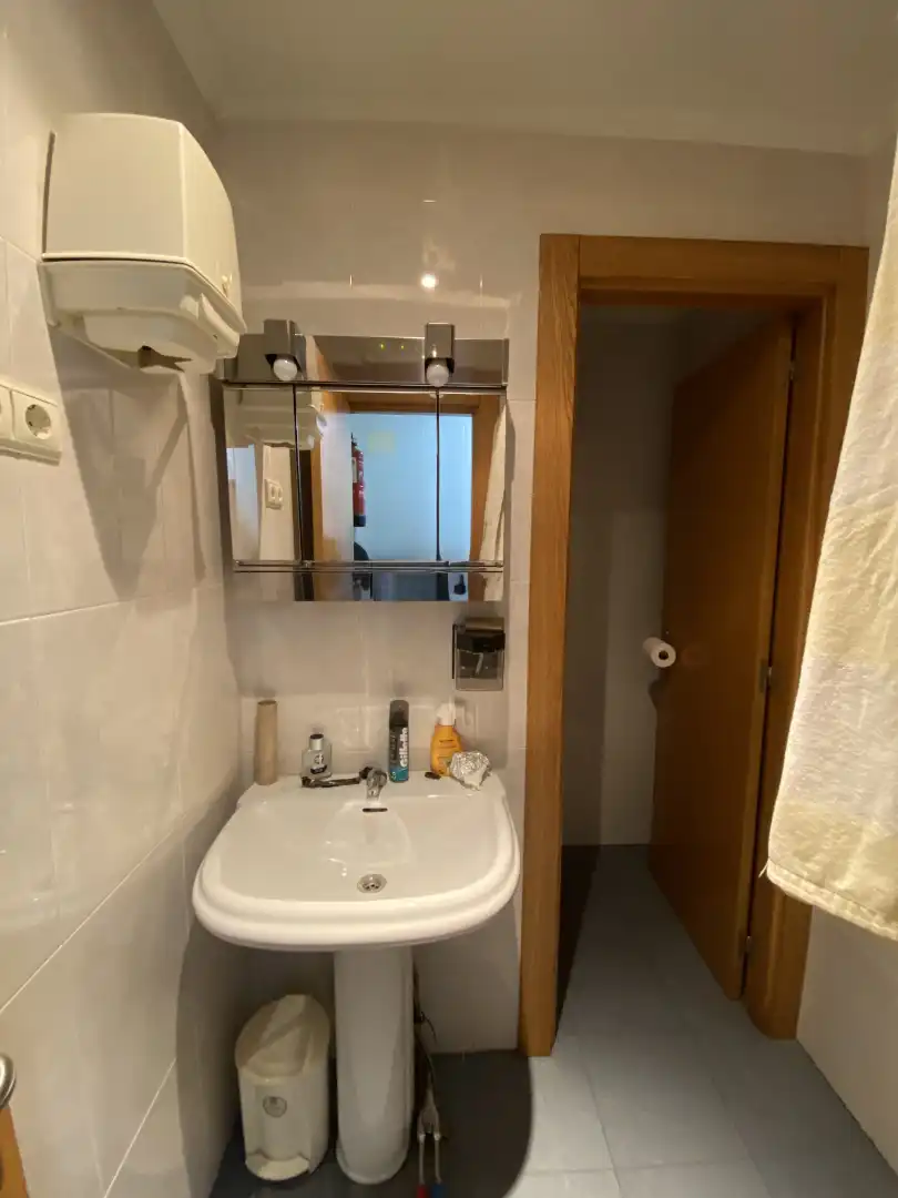 Bany de Local en venda en Bilbao  amb Aire condicionat, Calefacció i Moblat