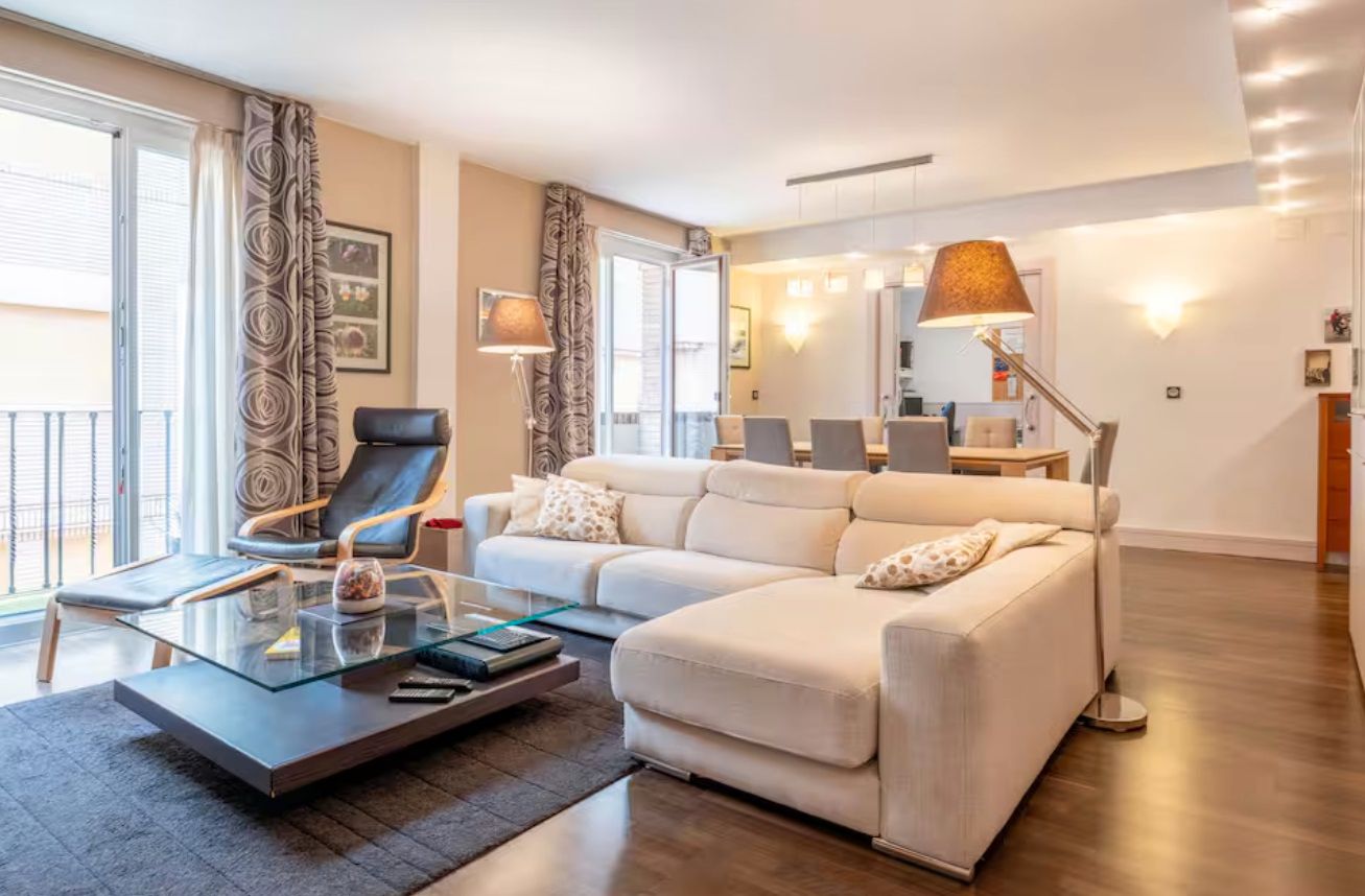 Sala d'estar de Apartament de lloguer en  Zaragoza Capital amb Aire condicionat, Calefacció i Jardí privat