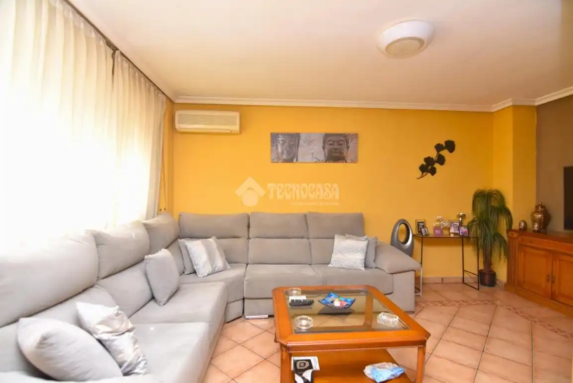 Sala de estar de Casa adosada en venta en Villaviciosa de Odón con Aire acondicionado, Calefacción y Piscina