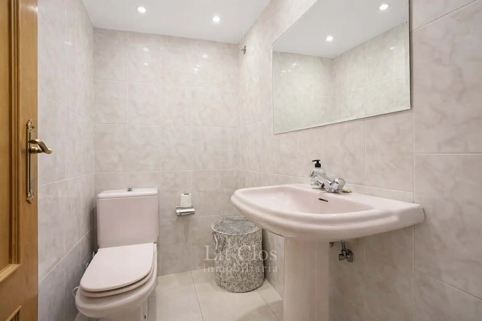 Baño de Piso en venta en O Barco de Valdeorras   con Calefacción y Trastero