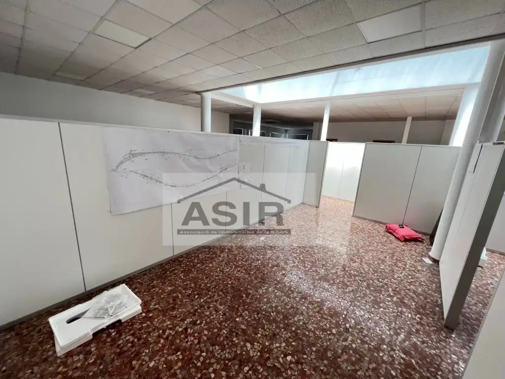 Industrial buildings for rent in Favara