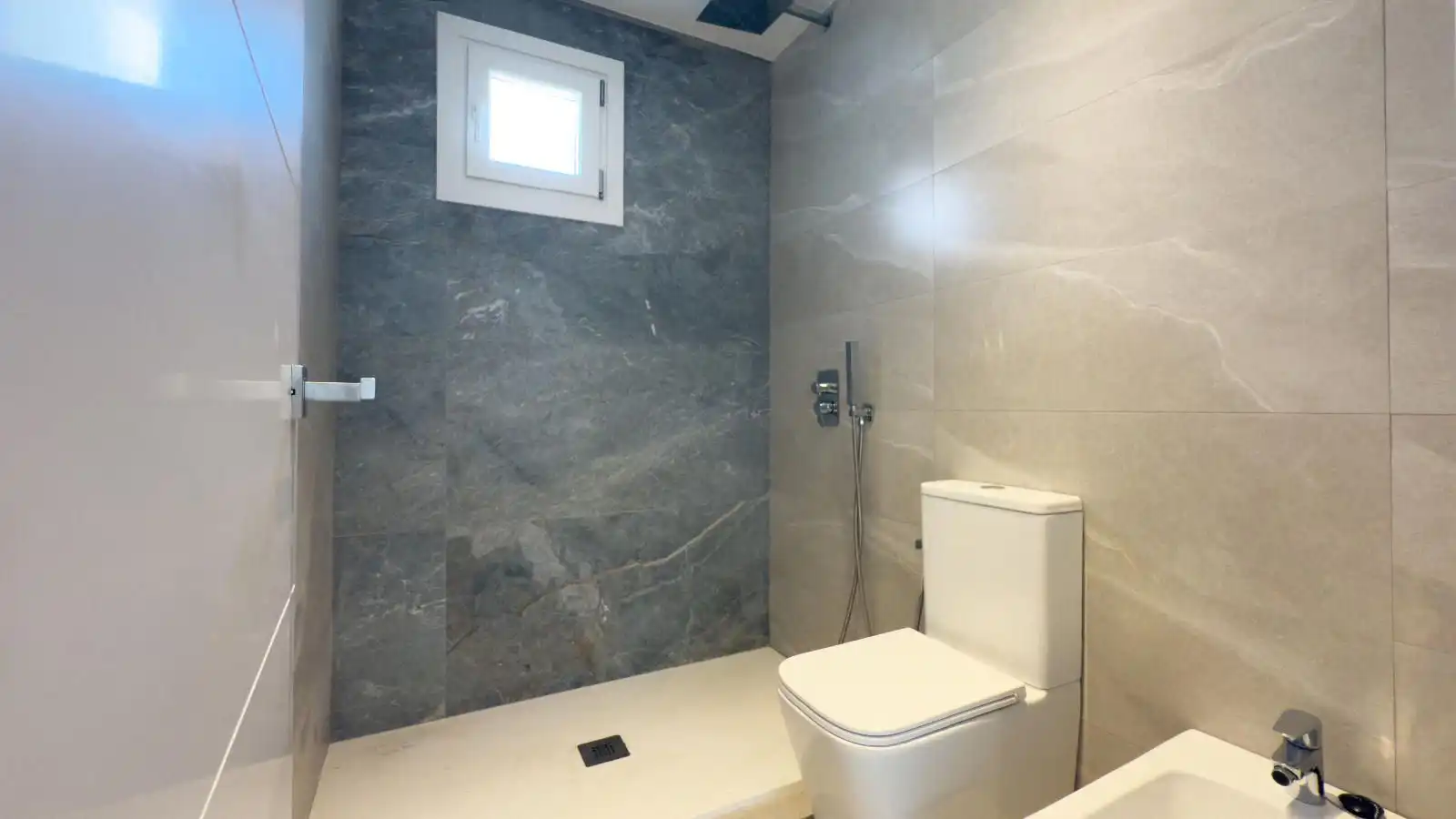 Badezimmer von Dachboden zum Verkauf in Santanyí mit Heizung, Terrasse und Balkon
