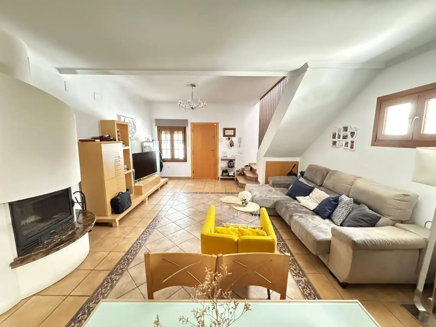Wohnzimmer von Einfamilien-Reihenhaus zum Verkauf in Fuengirola mit Klimaanlage, Terrasse und Möbliert