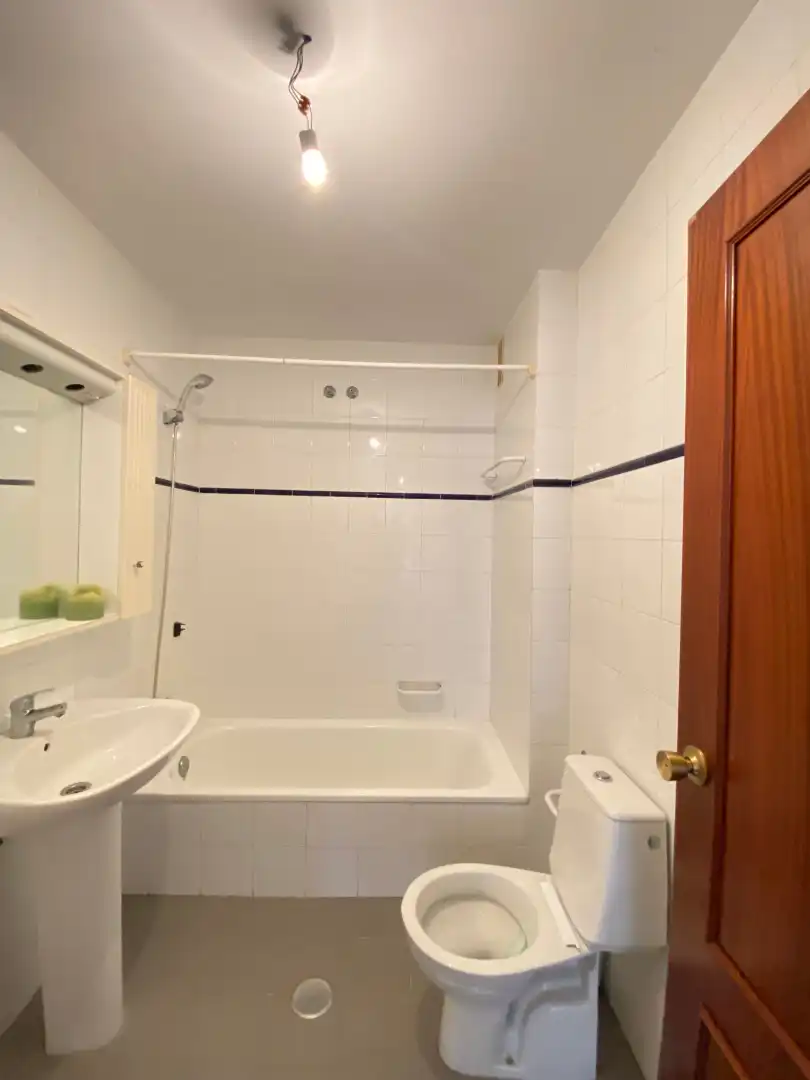 Baño de Piso en venta en Santiago de Compostela  con Calefacción, Trastero y Amueblado