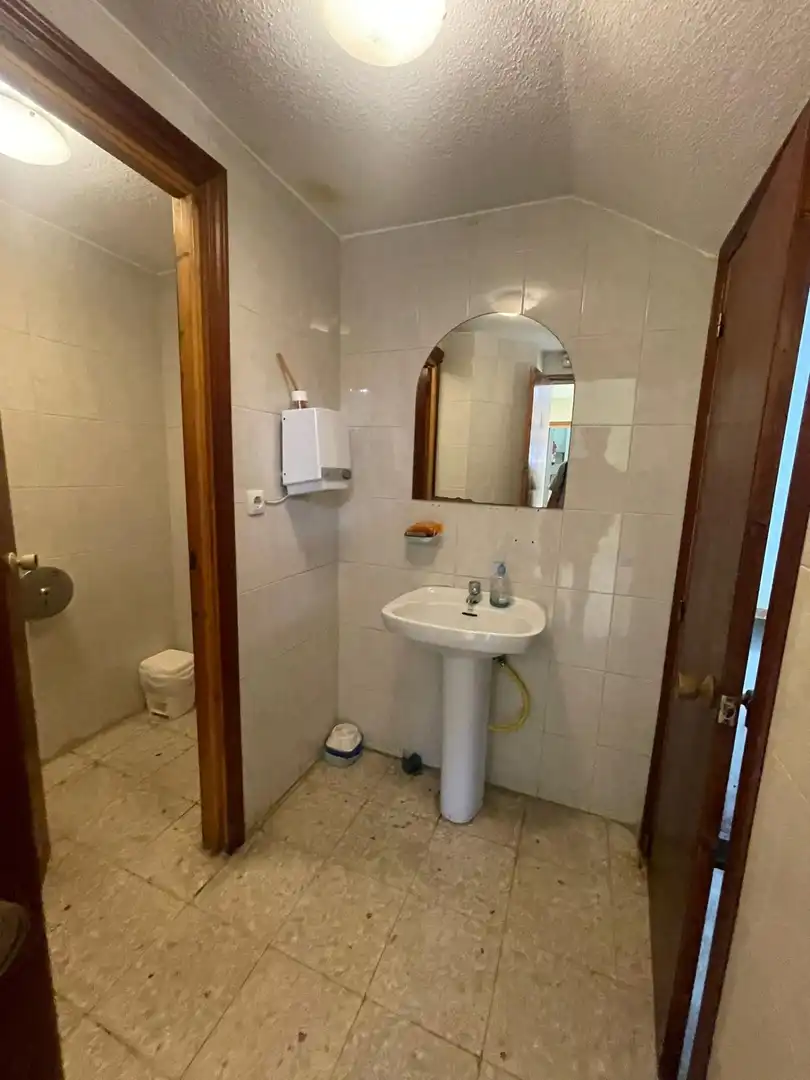Baño de Local de alquiler en Fuenlabrada con Aire acondicionado