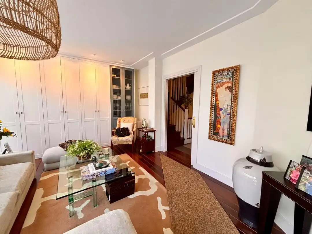 Wohnzimmer von Einfamilien-Reihenhaus zum Verkauf in Sopela mit Heizung, Privatgarten und Terrasse