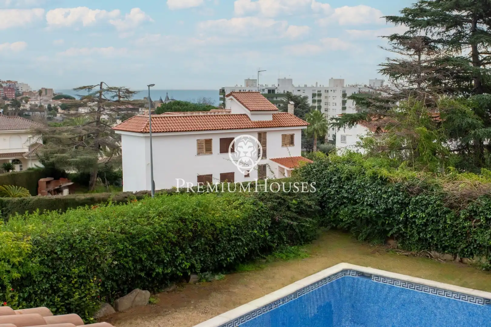 Vista exterior de Casa o xalet en venda en Alella amb Aire condicionat, Jardí privat i Terrassa