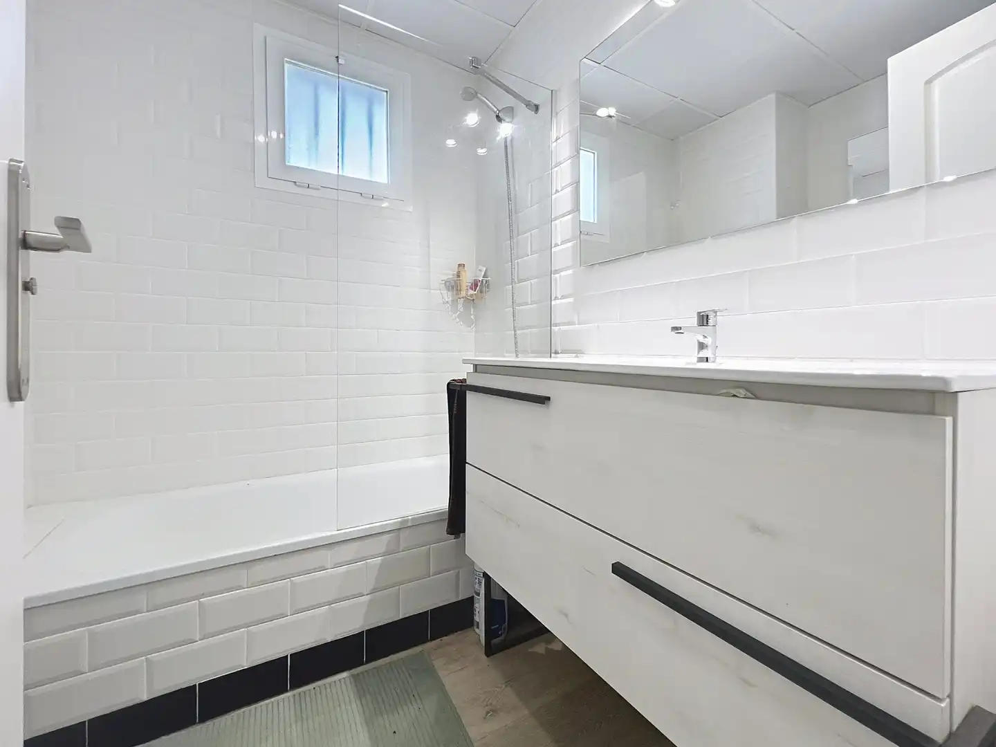 Badezimmer von Wohnungen zum Verkauf in Manilva mit Klimaanlage, Terrasse und Schwimmbad