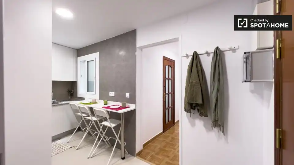 Pis per a compartir en L'Hospitalet de Llobregat amb Aire condicionat, Calefacció i Moblat