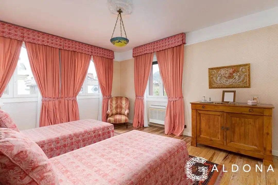 Dormitori de Casa o xalet en venda en Donostia - San Sebastián  amb Calefacció, Jardí privat i Terrassa