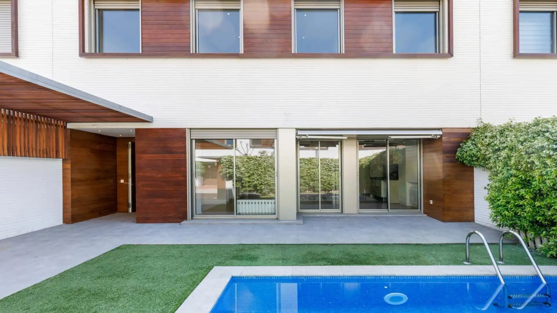 Vista exterior de Casa o xalet de lloguer en Sabadell amb Aire condicionat, Calefacció i Jardí privat