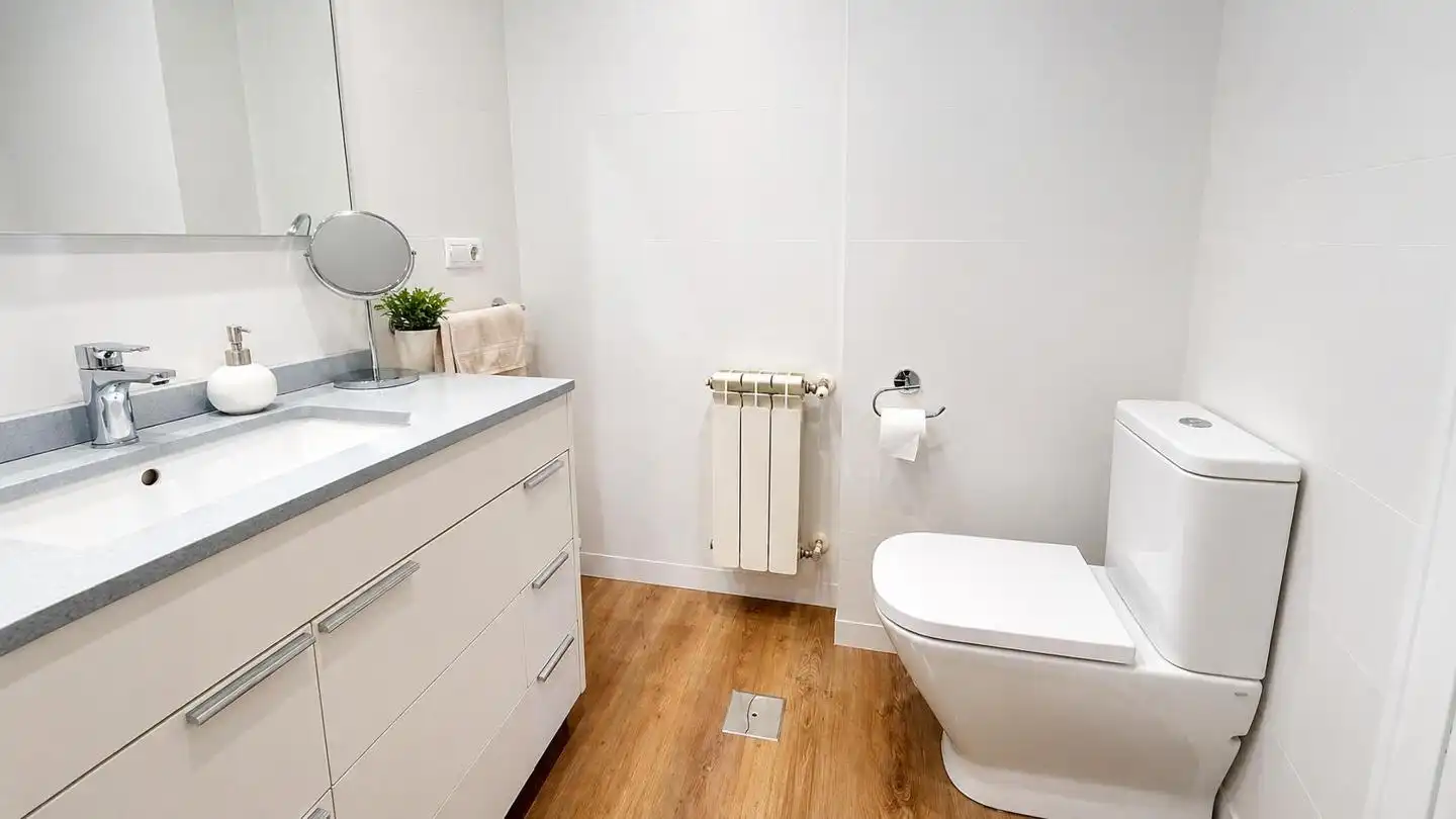 Badezimmer von Wohnung zum Verkauf in Elche / Elx mit Klimaanlage, Balkon und Gemeinschaftspool