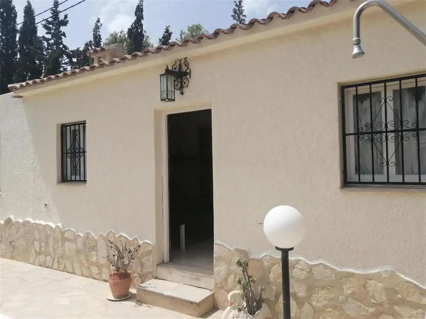 Vista exterior de Casa o xalet en venda en La Nucia amb Aire condicionat i Piscina